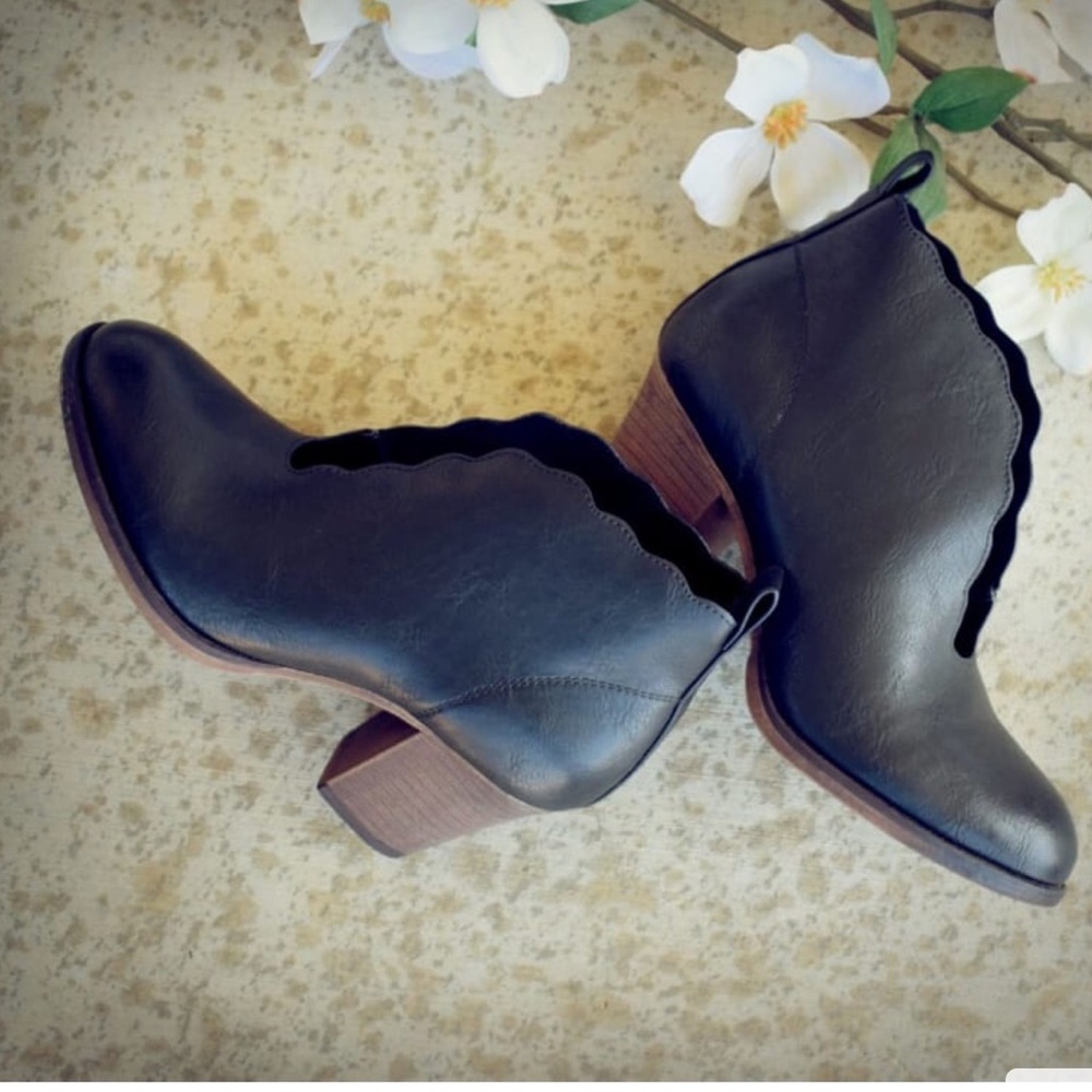 Black Scallop Edge Ankle Booties